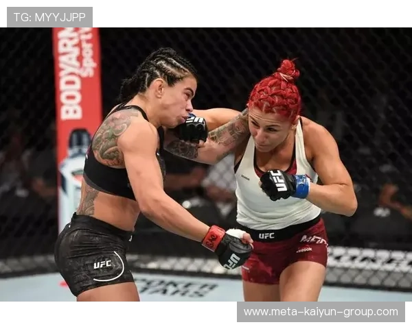 UFC女拳手双脚离地飞膝KO震撼瞬间，点燃格斗激情的巅峰对决